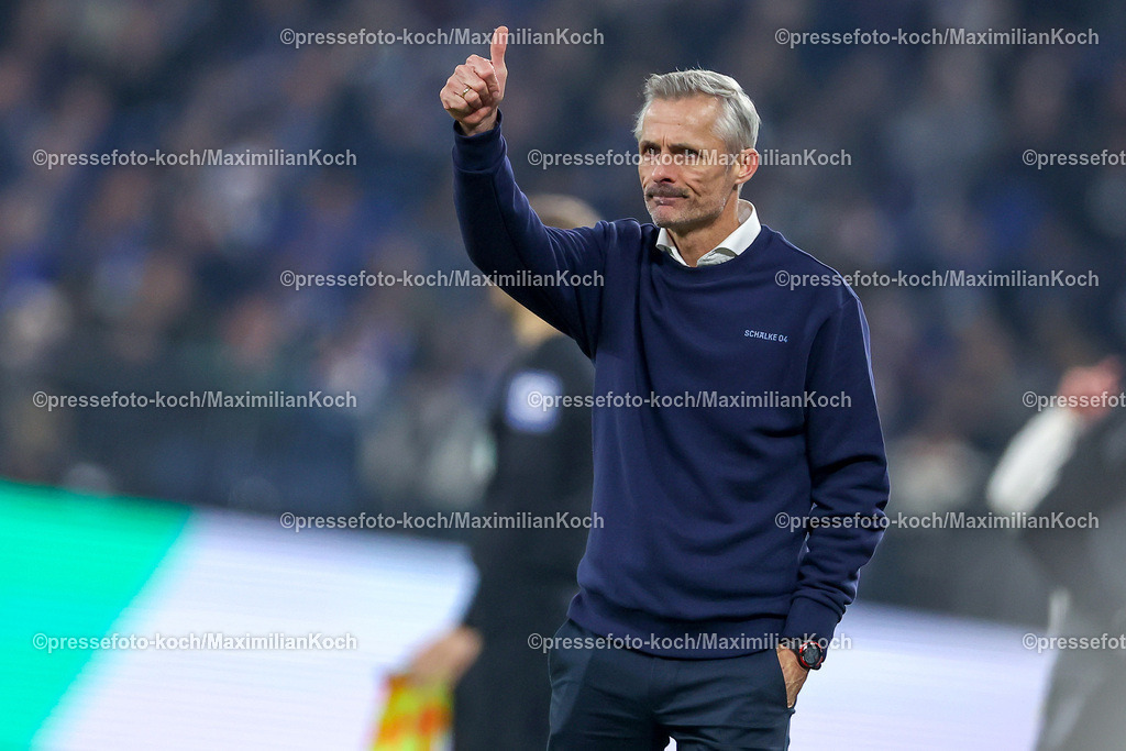 Schalke29112401056 | 29.11.2024, Fußball, FC Schalke 04 - 1. FC Kaiserslautern, 2. Fußball Bundesliga, Veltins-Arena Gelsenkirchen, Saison 2024 2025: Trainer Kees van Wonderen (S04 Cheftrainer) steht gestikulierend am Spielfeldrand - Daumen nach Oben Zufrieden DFB regulations prohibit any use of photographs as image sequences and or quasi-video.