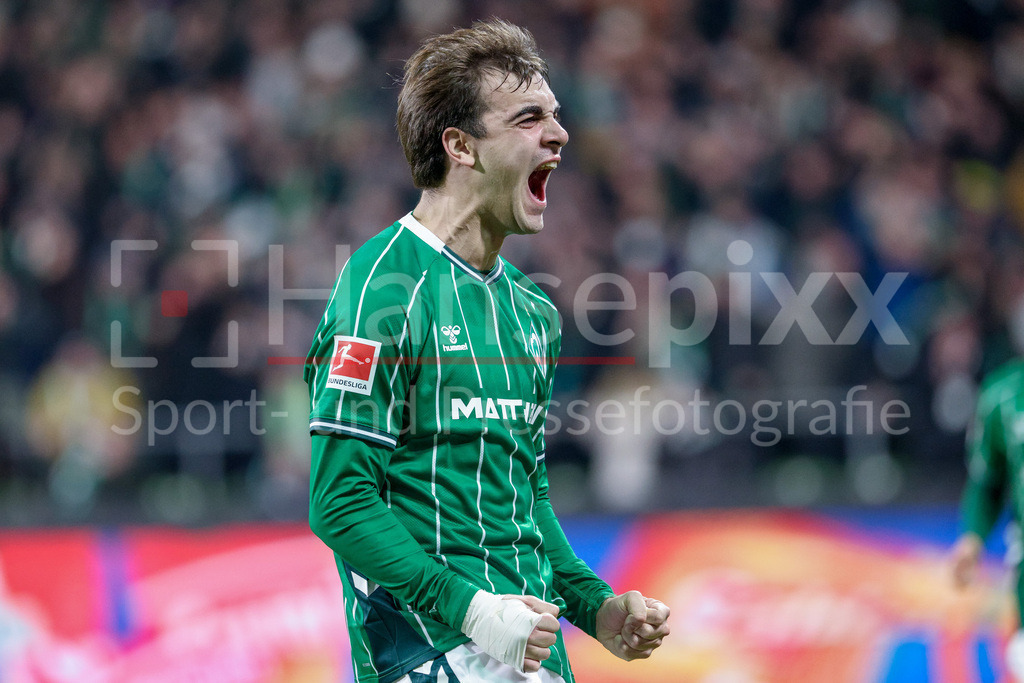 Fussball, Bundesliga, SV Werder Bremen - Eintracht Frankfurt | Torschütze Jovan Milosevic (SV Werder Bremen, 19) mit Torjubel, Jubel, jubeln, jubelt, optimistisch, Spielszene, Highlight, Freude über das Tor zum 3:2, Portrait, Nahaufnahme, Einzelfoto, Einzelbild, DIE DFL-RICHTLINIEN UNTERSAGEN JEGLICHE NUTZUNG VON FOTOS ALS SEQUENZBILDER UND/ODER VIDEOÄHNLICHE FOTOSTRECKEN. DFL REGULATIONS PROHIBIT ANY USE OF PHOTOGRAPHS AS IMAGE SEQUENCES AND/OR QUASI-VIDEO.