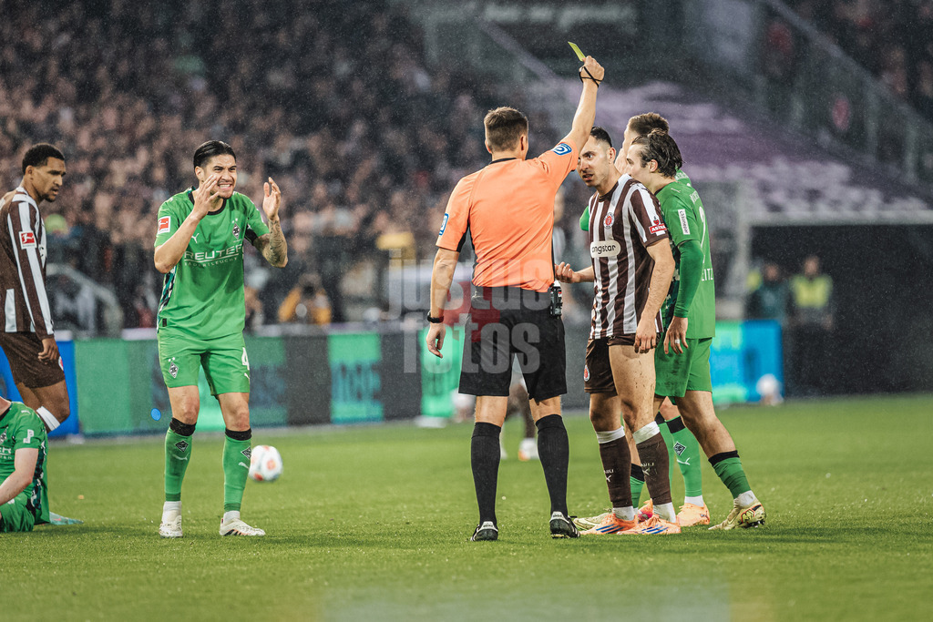 Fußball | Männer | Saison 2025/2026  | Fußball-Bundesliga | 09. Spieltag | FC St. Pauli vs. Borussia Mönchengladbach | 01.11.2025 | Manolis Saliakas (#2, FC St. Pauli) rechts sieht von Schiedsrichter Robert Hartmann die Gelbe Karte