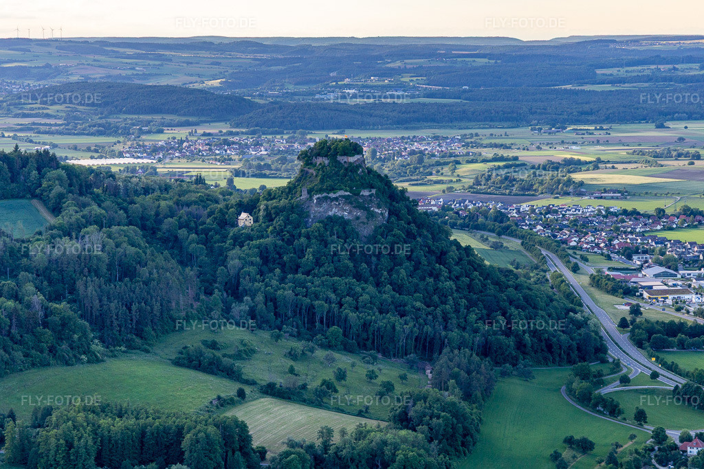 Luftbild: Hohentwiel(ein erloschener Vulkan) mit Festungsruine von 914 und Panoramablick in Singen im Bundesland Baden-Württemberg in Deutschland. – Foto: IMG_131788.jpg vom 25.05.2022 durch Werner Riehm/FLY-FOTO.de – Auflösung des Originals: 5207 x 3471 px – Festungsruine Hohentwiel