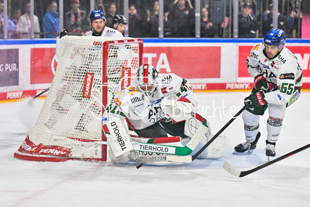 Kölner Haie - Augsburger Panther | KÖLN, DEUTSCHLAND - 04. MÄRZ: im Bild Peyton JONES (Augsburger Panther 41) - der hier einen Schuss entschärfen kann während dem Match zwischen den Kölner Haien und den Augsburger Panthern am 48. Spieltag der Penny DEL in der Lanxess Arena