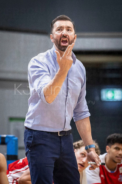 Barmer 2. Basketball Bundesliga ProA: Bayer Giants Leverkusen vs. RheinStars Koeln, 04.04.26 | Leverkusen, 04.04.26 - Zoran Kukic (Head Coach RheinStars Köln) während des Spiels der Barmer 2. Basketball Bundesliga ProA: Bayer Giants Leverkusen vs. RheinStars Koeln in der Ostermann Arena in Leverkusen.