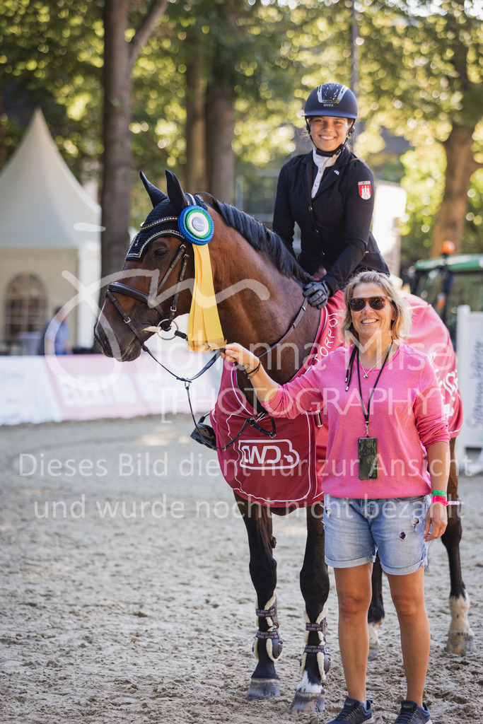 230908_OWLCh_Siegerehrung-351 | Deine schönsten Turniermomente als professionelle Fotos! Entdecke hochwertige Pferdesport-Fotografie im Online-Shop. Jetzt Fotos finden & bestellen!