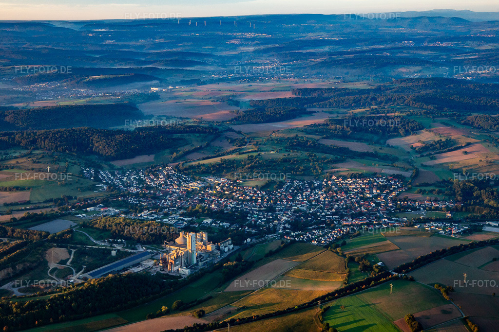 Luftbild: Ortsansicht von Nordwesten im Morgenlicht im Ortsteil Wössingen in Walzbachtal im Bundesland Baden-Württemberg in Deutschland. Foto: IMG_138421.jpg vom 16.09.2023 durch Werner Riehm/FLY-FOTO.de