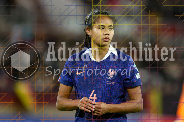 Deutschland vs Frankreich - Halbfinale - UEFA Women's Nations League | Düsseldorf, Deutschland, 24.10.25:   Alice Sombath ( Frankreich ) schaut waehrend des Halbfinals der UEFA Women's Nations League zwischen Deutschland vs Frankreich in der Merkur-Spiel-Arena(Foto von Brauer-Fotoagentur / Adrian Schlueter)