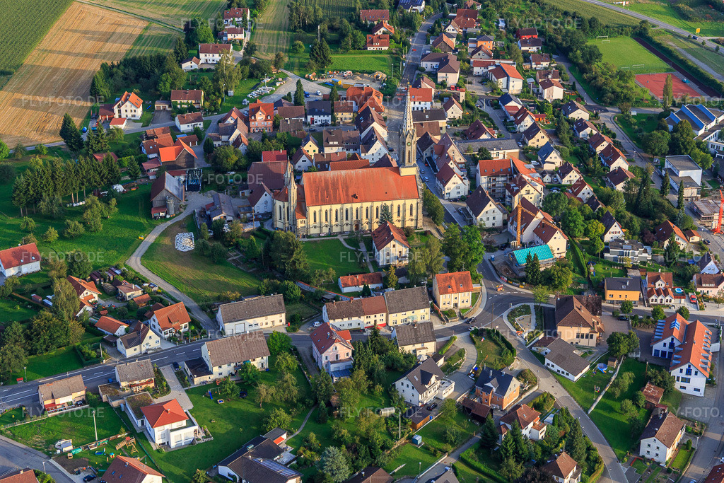 Luftbild: Kathol. Kirche St. Michael in Hohentengen im Bundesland Baden-Württemberg in Deutschland. – Foto: IMG_102918.jpg vom 26.08.2017 durch Werner Riehm/FLY-FOTO.de – Auflösung des Originals: 5061 x 3374 px – Gemeinde Hohentengen | Katholische Kirchengemeinde St. Michael