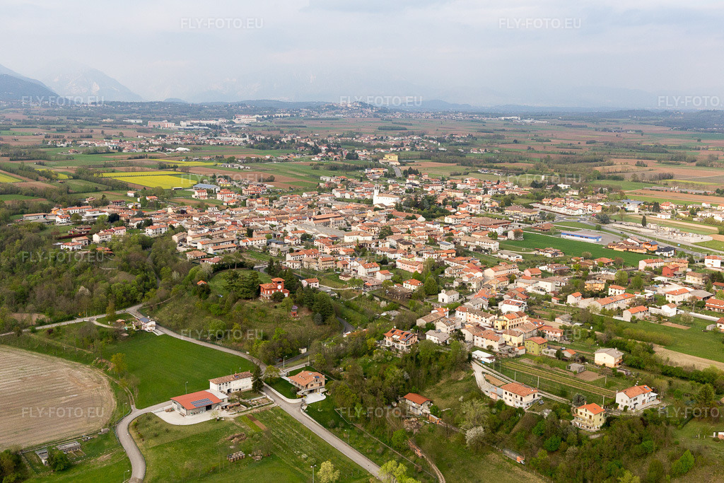 Vue aérienne: Vue de la ville à Carpacco dans le département Frioul-Vénétie Julienne, Italie. Photo: IMG_098745.jpg prise le 07/04/2017 par Werner Riehm/FLY-FOTO.eu – Résolution de l'original: 5472 x 3648 px