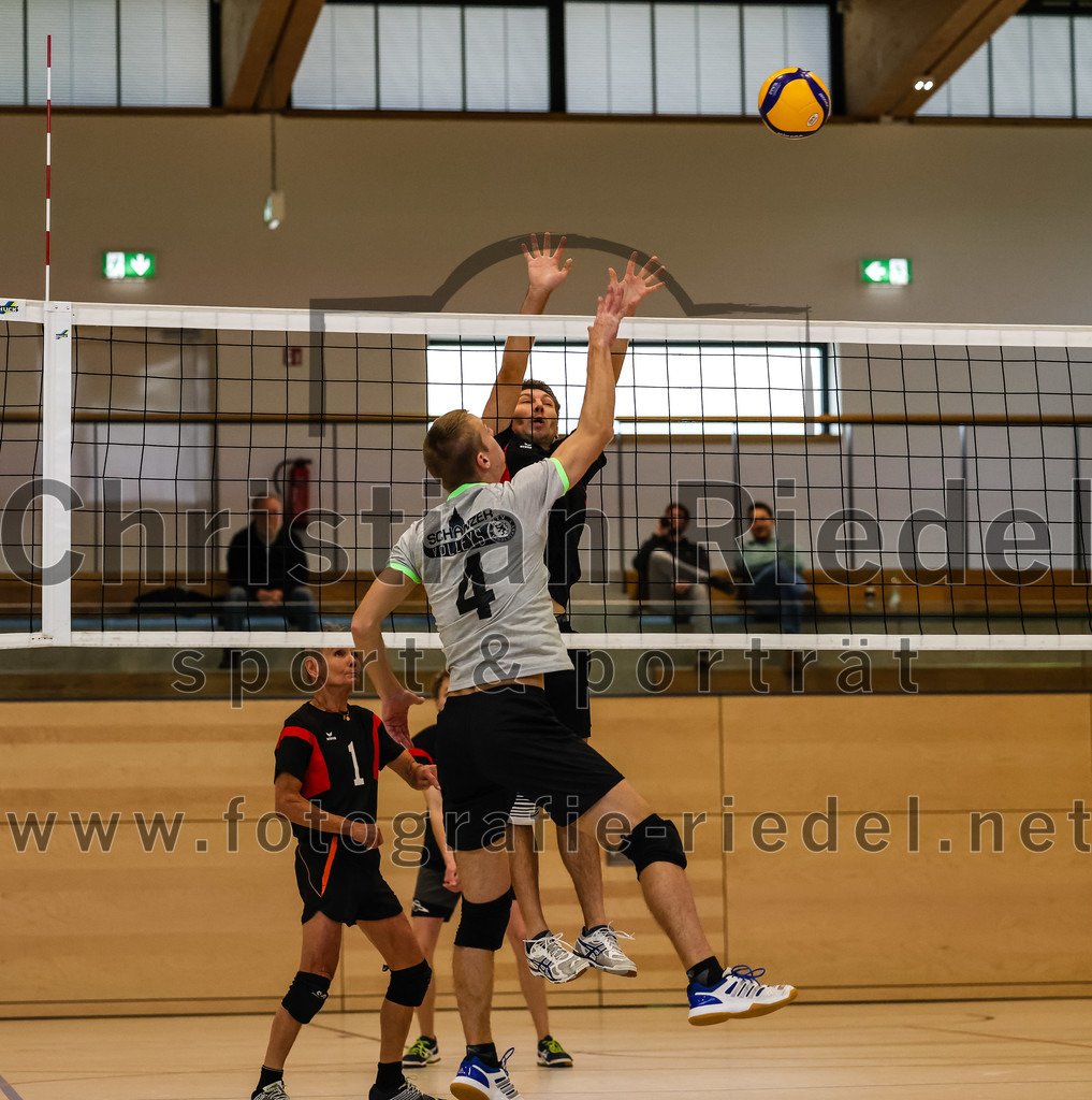 2021-11-27_112_TuS_Oberding_II_gegen_MTV_1881_Ingolstadt_III | Oberding, Deutschland, 27.11.2021:
Volleyball, Kreisliga 2021 / 2022, 5. Spieltag, TuS Oberding II gegen MTV 1881 Ingolstadt III, Endergebnis: 3:2

Andreas Ruß (TuS Oberding, #1), Christoph Stegemann (TuS Oberding, #7)

Foto: Christian Riedel / fotografie-riedel.net