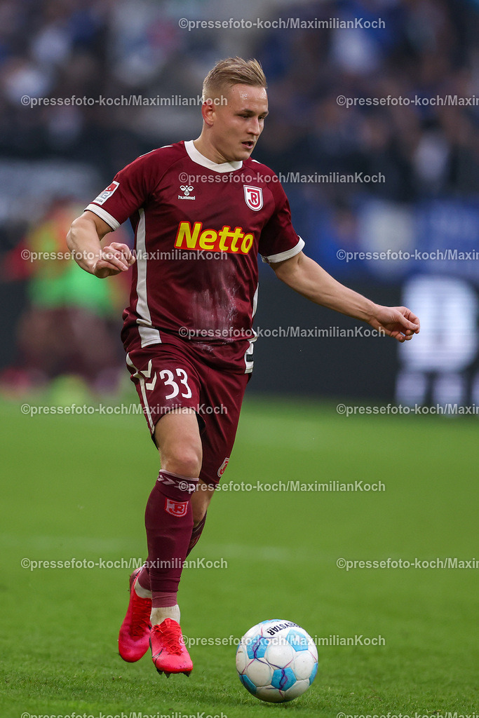 Schalke10112402133 | 10.11.2024, Fußball, FC Schalke 04 - SSV Jahn Regensburg, 2. Fußball Bundesliga, Veltins-Arena Gelsenkirchen, Saison 2024 2025: Kai Pröger (Jahn-Regensburg #33) DFB regulations prohibit any use of photographs as image sequences and or quasi-video.