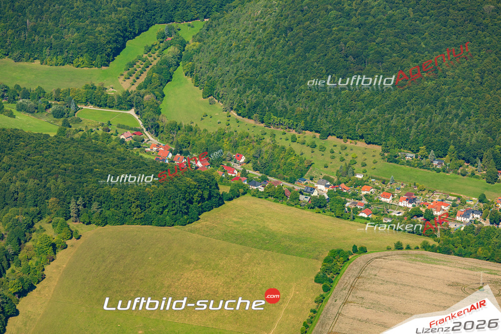 Stadt Untermaßfeld von Oben- Die Luftaufnahme wurde 2025 vom UL-Flugzeug heraus erstellt ( keine Drohnenaufnahme ) - Hochauflösende Luftaufnahme - für Wandbilder und großformatige Ausdrucke geeignet. Das besondere Geschenk!Hier alle&nbsp;Infos zur Lizenzierung der LuftaufnahmeWir fliegen auch dieses Jahr wieder in Ihre Region um Luftbilder zu erstellen.- Luftbild anfragen