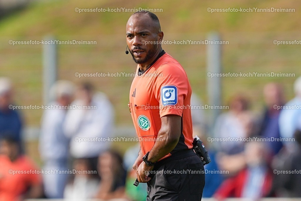 xYDR16072501042 | 16.07.2025, xydrx, Fußball, VFB Homberg - MSV Duisburg, Testspiel, PCC-Stadion: Jonah Besong (Schiedsrichter)