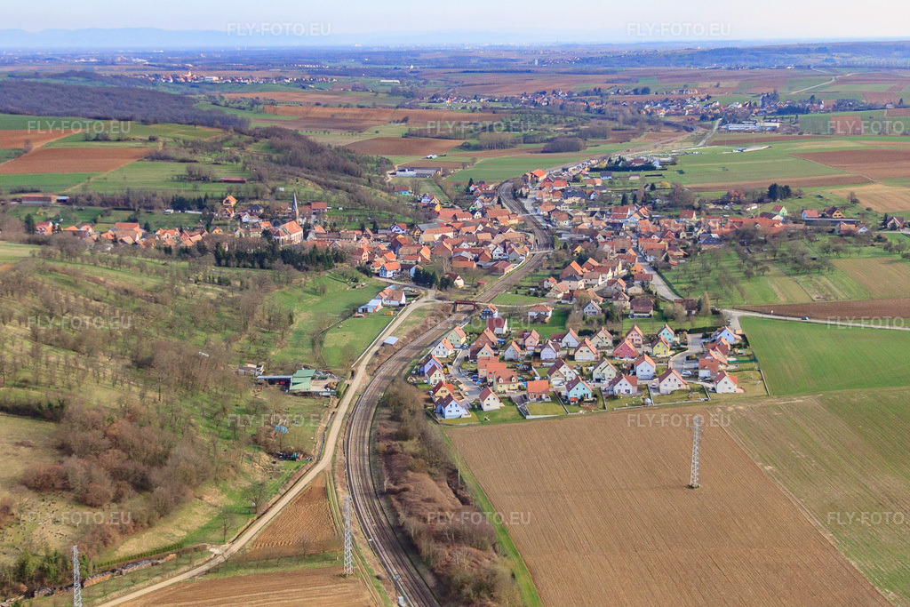 Vue aérienne: Vue de la ville depuis le nord à Ettendorf dans le département Bas Rhin, France – .Photo: IMG_38627.jpg prise le 20/03/2011 par Werner Riehm/FLY-FOTO.eu – Résolution de l'original: 4174 x 2782 px