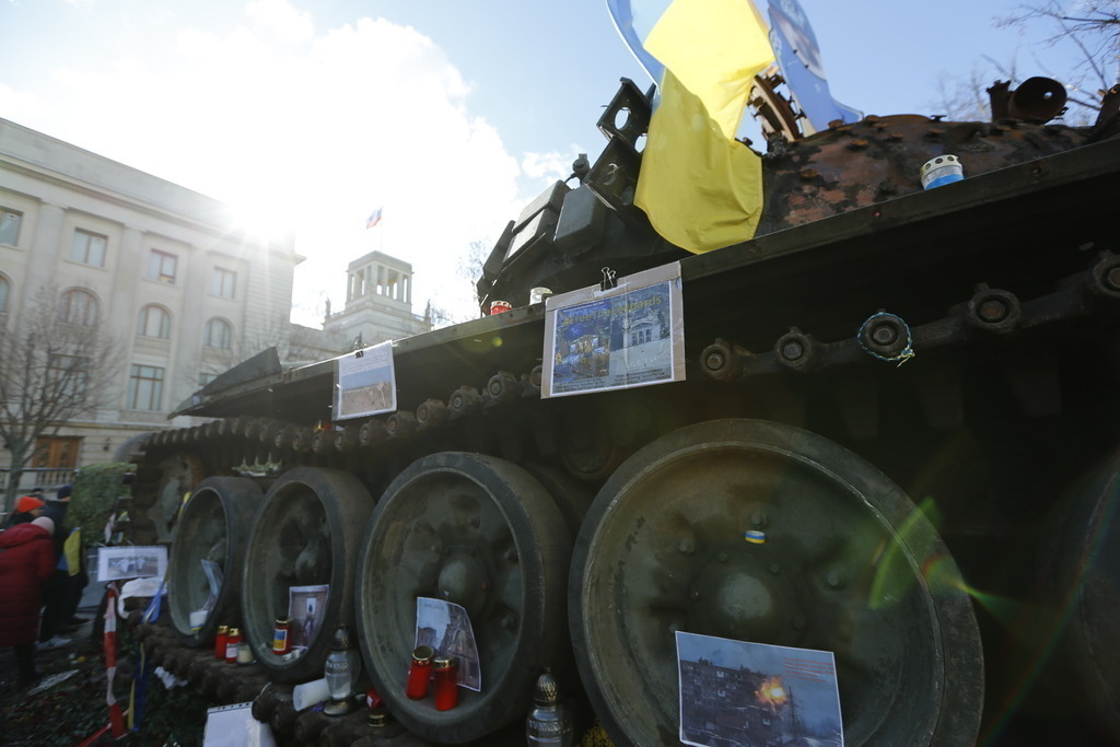 Deutschland: Panzerwrack aus der Ukraine vor der russischen Botschaft in Berlin | Deutschland, Berlin, 26.02.2023. Ein Panzerwrack steht seit dem Jahrestag des russischen Angriffs auf die Ukraine vor der russischen Botschaft in Berlin-Mitte. Der zerstörte Panzer vom Typ T-72 vor dem Gebäude Unter den Linden als Mahnmal gegen den Krieg stehen.