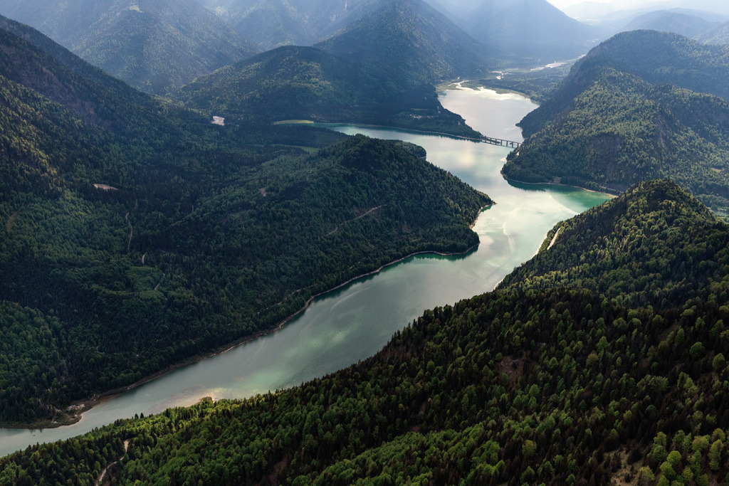 dr__0098067.jpg | LENGGRIES 19.05.2022 Talsperren - Staudamm und Uferbereiche am Stausee Sylvensteinspeicher bei Lenggries - Fall im Bundesland Bayern, Deutschland. Die Sylvensteinsperre staut Isar, Dürrach und Walchen. Zwei Kraftwerke dienen der Stromerzeugung. // Dam and shore areas at the lake Sylvensteinsee in Lenggries in the state Bavaria, Germany. Foto: Daniel Reiter