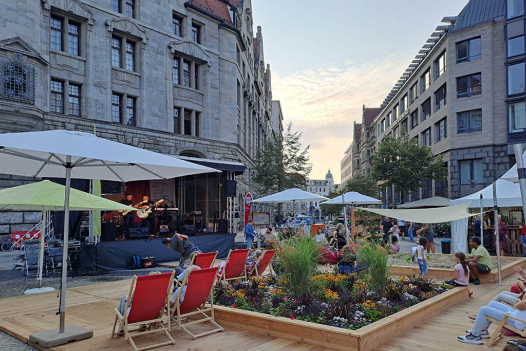 Burgplatz - Burgplatzsommer | Entdecke über 20 Kategorien Leipzig-Motive: Foto-Downloads, hochwertige Poster, Leinwand- & Fine-Art-Prints. Jetzt Lieblingsfoto im Bildlexikon Leipzig Shop bestellen!
