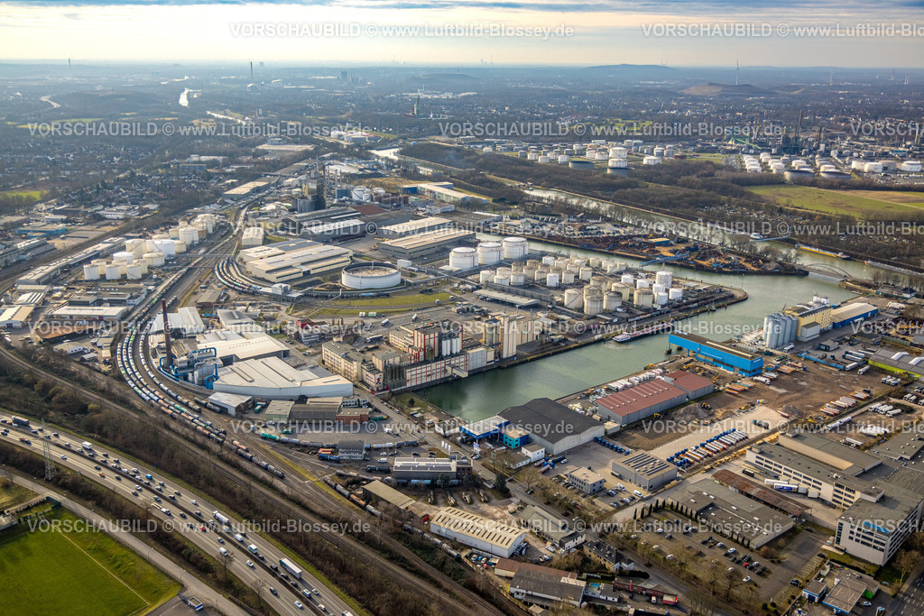 Gelsenkirchen250203148Sued | Luftbild, Stadthafen und Rhein-Herne-Kanal, Güterzug Anbindung, hinten BP Ruhr Oel, unten Stau auf der Autobahn A42, Schalke-Nord, Gelsenkirchen, Ruhrgebiet, Nordrhein-Westfalen, Deutschland