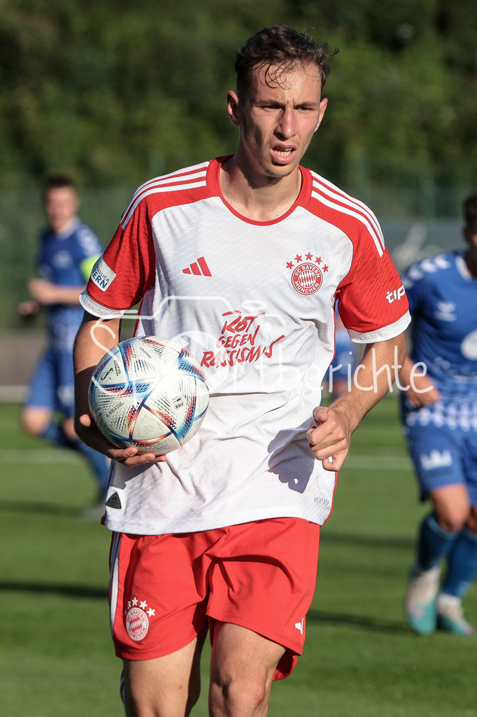 FC Pinzgau Saalfelden - FC Bayern Amateure | Lovro ZVONAREK (FCB #8) mit Ball / Freisteller / Einzelfoto