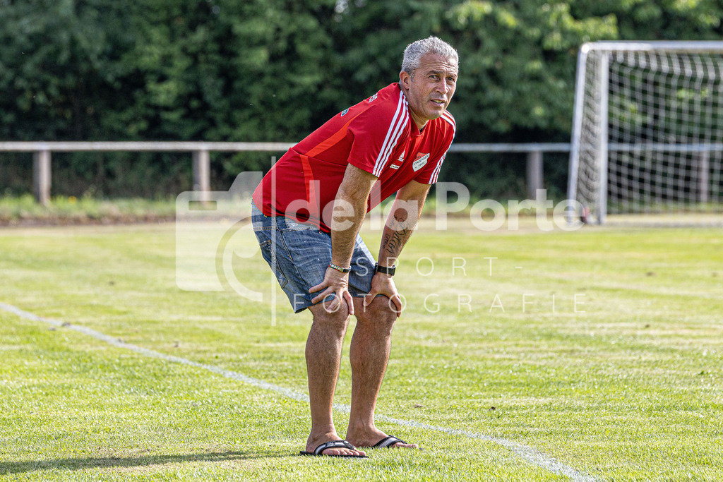 Stadensen - Karamac_ Hadi (Trainer) vs Wrestedt 090825 dlP | immodelaporte-sportfotos - Realisiert mit Pictrs.com