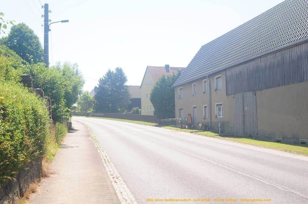 Geißmannsdorf-2026-Ortsbilder-142 | Geißmannsdorf bei Bischofswerda im Sommer 2026. Ein fotografischer Streifzug durch das Dorf Geißmannsdorf, mit Gebäuden, Straßen, Strohpuppen und geschmückten Vorgärten und Grundstücken anlässlich der 800-Jahr-Feier von Geißmannsdorf im Juni 2026 - Realisiert mit Pictrs.com