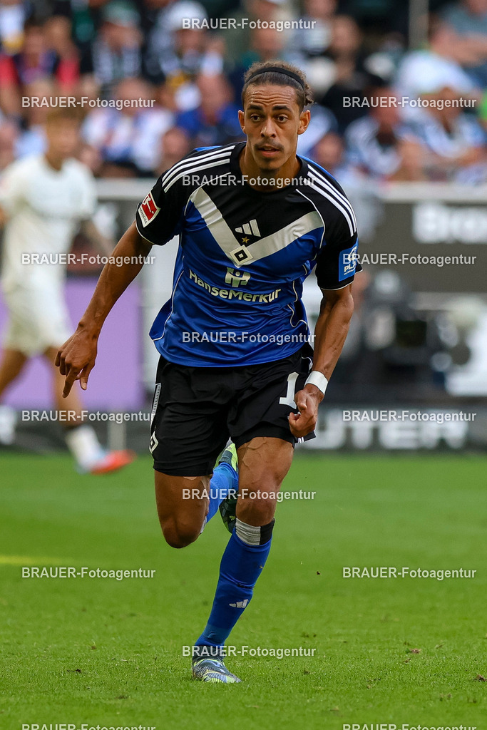 Borussia Mönchengladbach vs Hamburger SV - Bundesliga  | Mönchengladbach, Deutschland, 24.08.25:   Yussuf Poulsen (Hamburger SV) schaut waehrend des Spiels der Bundesliga zwischen Borussia Mönchengladbach vs Hamburger SV im Stadion im Borussia Park(Foto von Brauer-Fotoagentur / Adrian Schlueter)