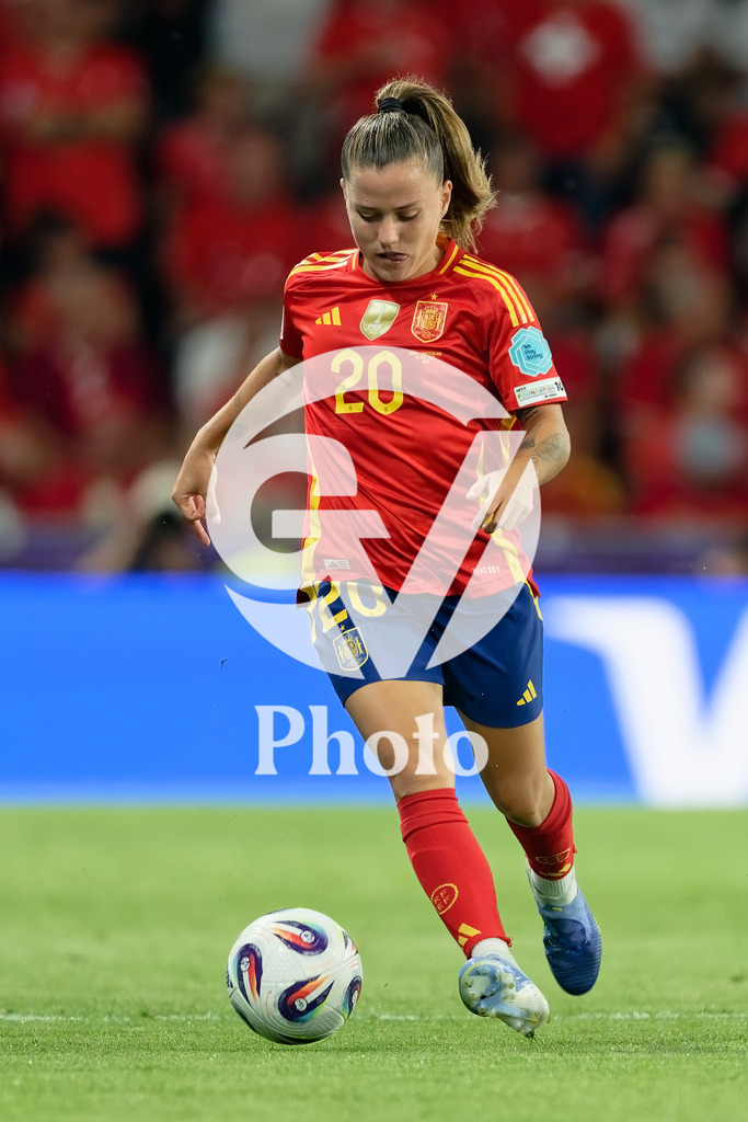 Spain v Switzerland - UEFA Women's EURO 2025 Quarter-Final | BERN, SWITZERLAND - JULY 18: Claudia Pina of Spain  controls the ball  during the UEFA Women's EURO 2025 Quarter-Final match between Spain v Switzerland at Stadion Wankdorf on July 18, 2025 in Bern, Switzerland. (Photo by Giuseppe Velletri/Sports Press Photo/Getty Images)