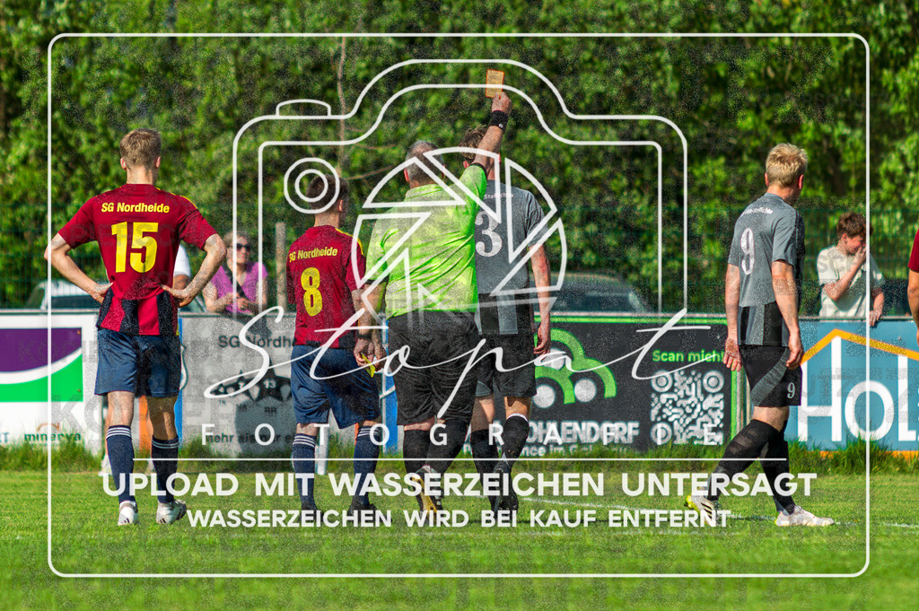 Kreisliga Herren HK - SG Nordheide vs. FG Fulde-Stellichte | Arne Kregel (#03 FG Fulde-Stellichte), Mario Walter (Schiedsrichter), Gelb-Rote-Karte; Kreisliga Herren HK - SG Nordheide vs. FG Fulde-Stellichte am 03.05.2026 in Sportplatz, Kirchboitzen - Realisiert mit Pictrs.com