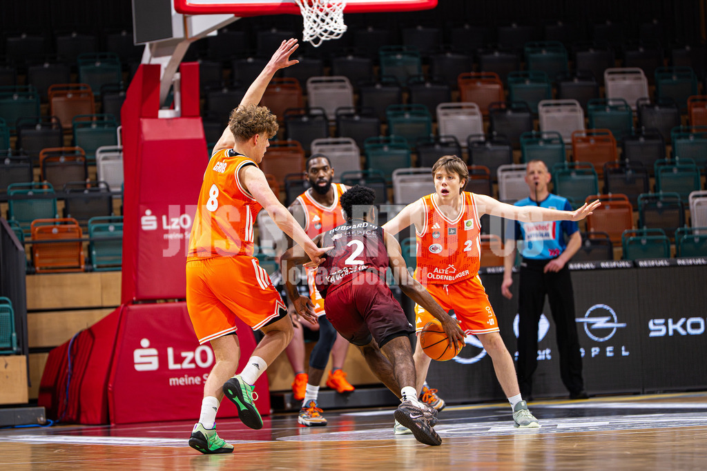 Basketball I Herren I Saison 2025-2026 I ProB Nord I 21. Spieltag I Rasta Vechta II - Iserlohn Kangaroos I 2905 | Moritz Grüß (8, RASTA Vechta II) verteidigt Glynn Hubbard III (2, Iserlohn Kangaroos)  - Realisiert mit Pictrs.com
