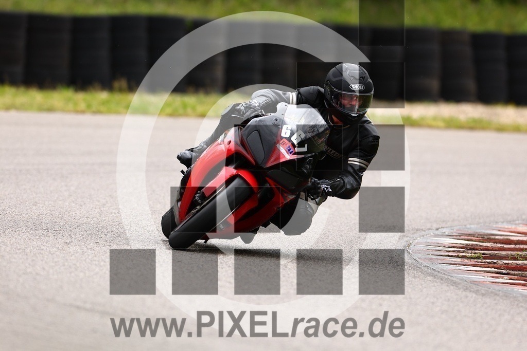 0667-20240428_00832 | Schöne Erinnerungen an spannende Momente - das festzuhalten ist unser Job. PIXELrace.de ist seit 2003 auf den Rennstrecken Europas unterwegs um die Action draußen beim Fahren und die wunderbare Stimmung imm Fahrerlager für euch einzufangen.