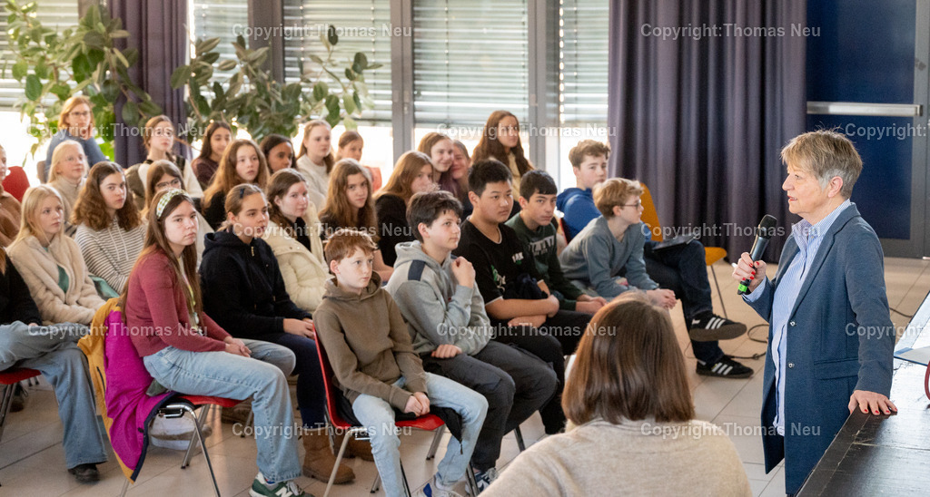 DSC_8505 | bbe, Goethe Gymnasium Bensheim, in der Mensa: "Was tun Sie für die Kinder und Jugendlichen in Bensheim, Frau Klein?" - Bürgermeisterin Christine Klein  steht der  Jahrgangsstufe 7 Rede und Antwort,, Bild: Thomas Neu