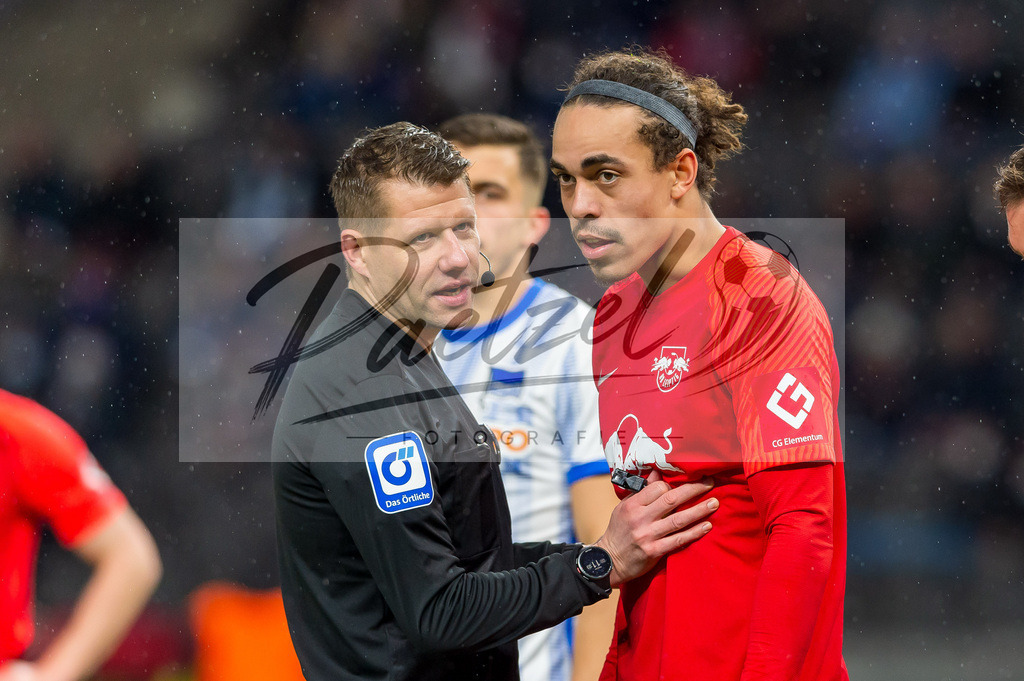 BSCRBL20220220_212 | Fussball, Herren: Schiedsrichter Patrick Ittrich und Yussuf Poulsen (RB Leipzig) schauen bei dem Spiel der 1. Bundesliga zwischen Hertha BSC und RB Leipzig im Olypiastadion am 20.02.2022 in Berlin, Deutschland.DFB / DFL REGULATIONS PROHIBIT ANY USE OF PHOTOGRAPHS AS IMAGE SEQUENCES AND/OR QUASI-VIDEO. - Realisiert mit Pictrs.com