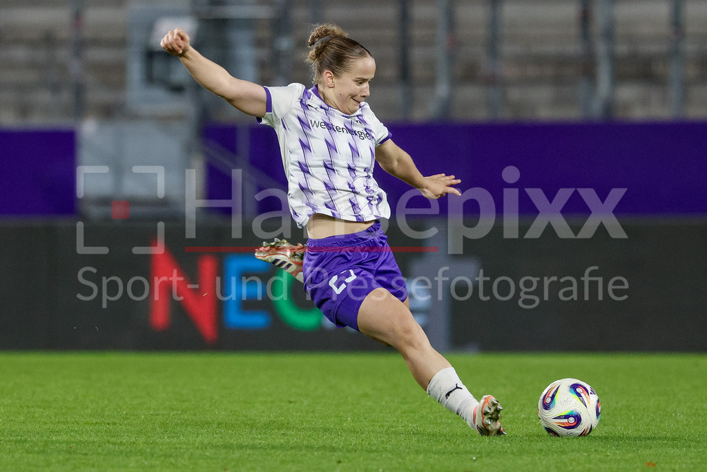 Fussball, Google Pixel Frauen-Bundesliga, SGS Essen - SV Werder Bremen | Paulina Platner (SGS Essen, 25) am Ball, Freisteller, Einzelbild, Ganzkörper, Aktion, Action, Spielszene, DIE DFB-RICHTLINIEN UNTERSAGEN JEGLICHE NUTZUNG VON FOTOS ALS SEQUENZBILDER UND/ODER VIDEOÄHNLICHE FOTOSTRECKEN. DFB REGULATIONS PROHIBIT ANY USE OF PHOTOGRAPHS AS IMAGE SEQUENCES AND/OR QUASI-VIDEO.