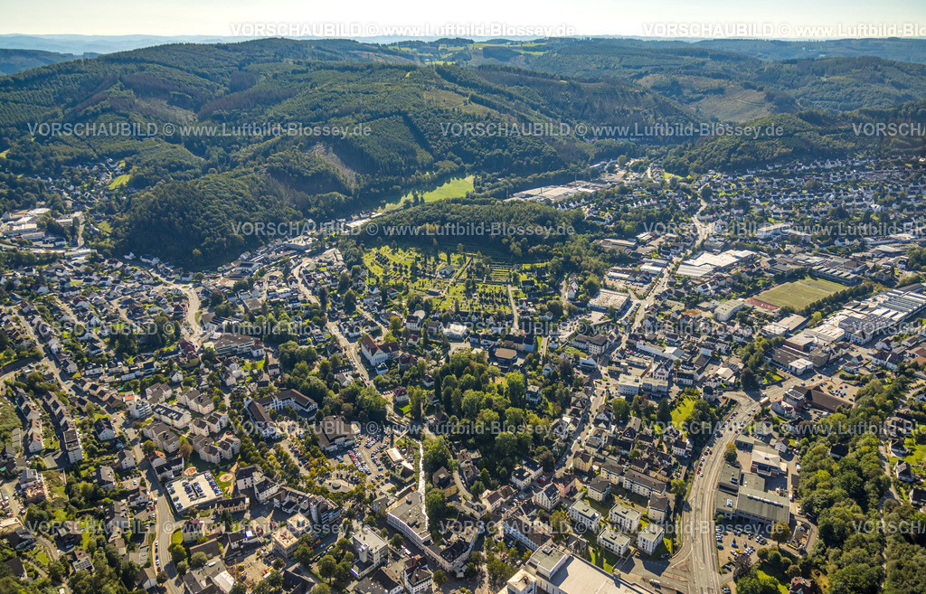 Plettenberg230908233 | Luftbild, Rathaus Stadt Plettenberg und Schützenhalle PSG, evang. Friedhof Hirtenböhl am Wald, Ortsansicht und Waldgebiet mit Waldschäden, Plettenberg, Sauerland, Nordrhein-Westfalen, Deutschland