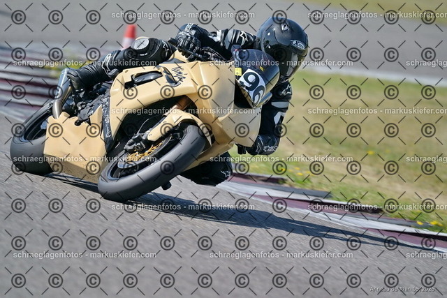 26BT02-0490 | markuskiefer.com - Realisiert mit Pictrs.com