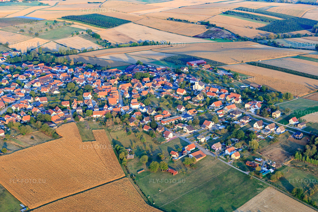 Vue aérienne: Vue de la ville depuis le nord-ouest à Schœnenbourg dans le département Bas Rhin, France – .Photo: IMG_123281.jpg prise le 30/09/2020 par Werner Riehm/FLY-FOTO.eu – Résolution de l'original: 5472 x 3648 px