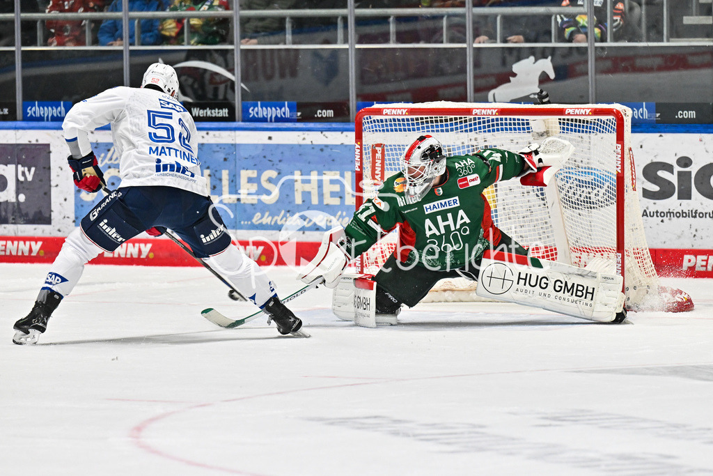 Augsburger Panther - Adler Mannheim | AUGSBURG, GERMANY - 28. DECEMBER:  Nicolas MATTINEN (Adler Mannheim 52) trifft hier den entscheidenen Penalty gegen Peyton JONES (Augsburger Panther 41) / Tor / Torschuetze / Freude / Happy während dem Match zwischen den Augsburger Panthern und den Adler Mannehim am 33. Spieltag der Penny DEL im Curt Frenzel Stadion