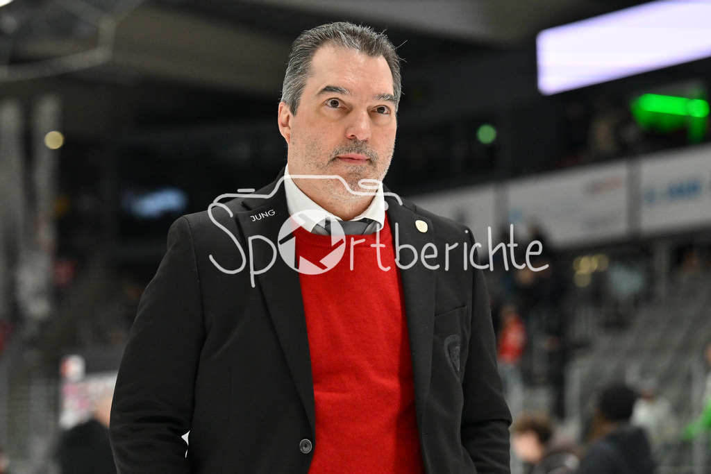 Augsburger Panther - Kölner Haie | Im Bild ein niedergeschlagener Larry MITCHELL Headcoach Augsburger Panther mit haengendem Kopf nach der Niederlage gegen Koeln / Einzelfoto / Freisteller / Traurig / Enttaeuscht / DEL: Augsburger Panther - Koelner Haie, Curt Frenzel Stadion am 02.03.2025