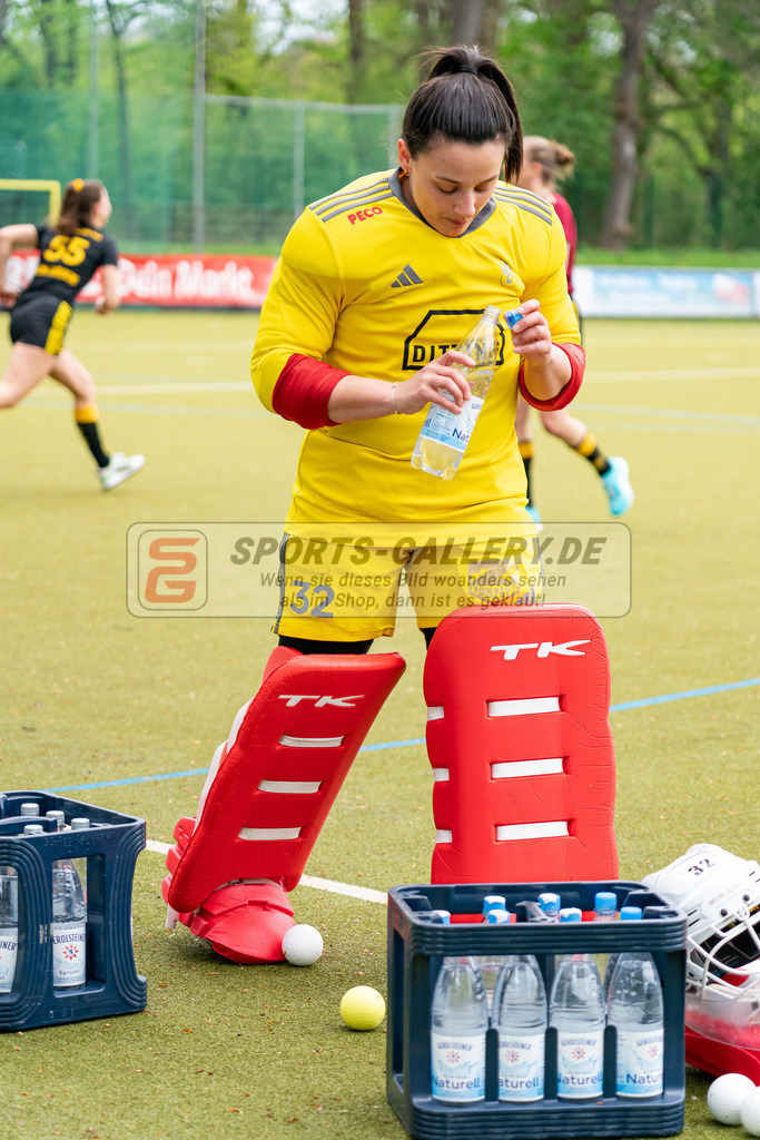 HK_20240407_903429 | 1. Bundesliga Hockey Damen Rot-Weiss Köln - Harvestehuder THC am 7.4.2024 Rot-Weiss Köln, Köln , Krüger Rosa Torfrau ( Harvestehuder THC #32 )