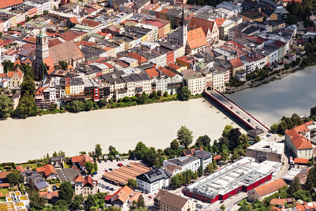 dr__0024854.jpg | WASSERBURG AM INN 24.06.2019 Fluß - Brückenbauwerk Wasserburger Innbrücke und Altstadt auf der Halbinsel in Wasserburg am Inn im Bundesland Bayern, Deutschland. // River - bridge construction Wasserburger Innbruecke and Altstadt auf of Halbinsel in Wasserburg am Inn in the state Bavaria, Germany. Foto: Daniel Reiter