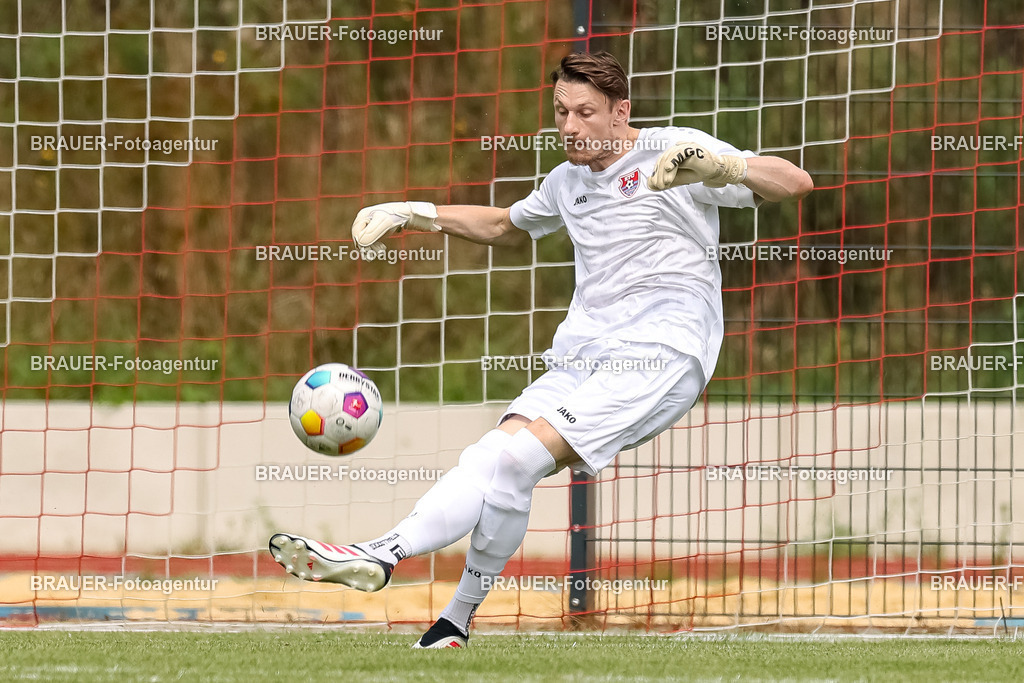 1_SVSKFC_20250726_0005.JPG -  - SV Schermbeck - KFC Uerdingen  - Testspiel | Schermbeck, Deutschland, 26.07.25: Torwart Rafael Hester (KFC Uerdingen) in Aktion, am Ball, Einzelaktion während des Testspiel Spiels zwischen SV Schermbeck - KFC Uerdingen  in der Volksbank Arena am 26. July 2025 in Schermbeck, Deutschland. (Foto von Stefan Brauer/Brauer-Fotoagentur)
