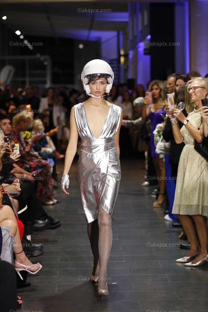 Deutschland: Fashionshow Silvermagic der brasilianischen Designerin Aline CELI während der Fashion Week Berlin | 08.09.2022, Berlin, Deutschland, Models laufen bei der Modenschau Silvermagic der brasilianischen Designerin Aline CELI während der Fashion Week Berlin im Autohaus König am 8. September 2022 in Berlin, Deutschland, über den Laufsteg.