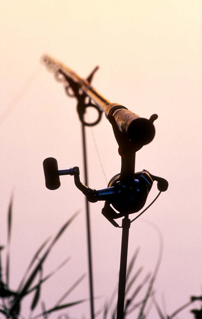 Angel mit Gewässer im Sonnenuntergang | Rauchwart, Austria - August 09, 2009: Angel mit Gewässer im Sonnenuntergang. - Realisiert mit Pictrs.com