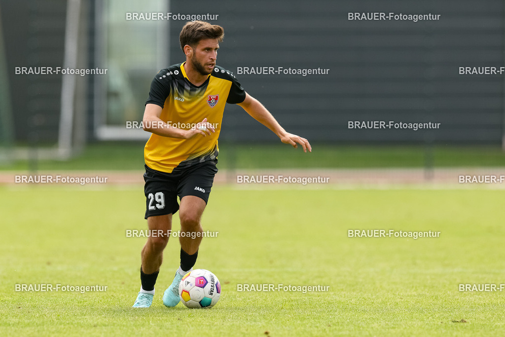 1_SVSKFC_20250726_1222.JPG -  - SV Schermbeck - KFC Uerdingen  - Testspiel | Schermbeck, Deutschland, 26.07.25: Mohammed Yasin Benslaiman Benktib (KFC Uerdingen) in Aktion, am Ball, Einzelaktion während des Testspiel Spiels zwischen SV Schermbeck - KFC Uerdingen  in der Volksbank Arena am 26. July 2025 in Schermbeck, Deutschland. (Foto von Stefan Brauer/Brauer-Fotoagentur)