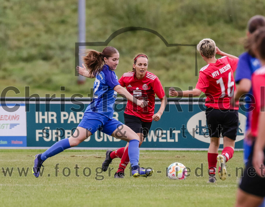2023-10-07_022_FC_Langengeisling_gegen_MTV_Diessen_Ammersee | Erding, Deutschland, 07.10.2023:
Fußball, Bezirksoberliga 2023 / 2024, 6. Spieltag, FC Langengeisling gegen MTV Diessen/Ammersee, Endergebnis: 0:3

Lina Biegel (FC Langengeisling, #32), Katharina Hack (MTV Diessen/Ammersee, #16)

Foto: Christian Riedel / fotografie-riedel.net