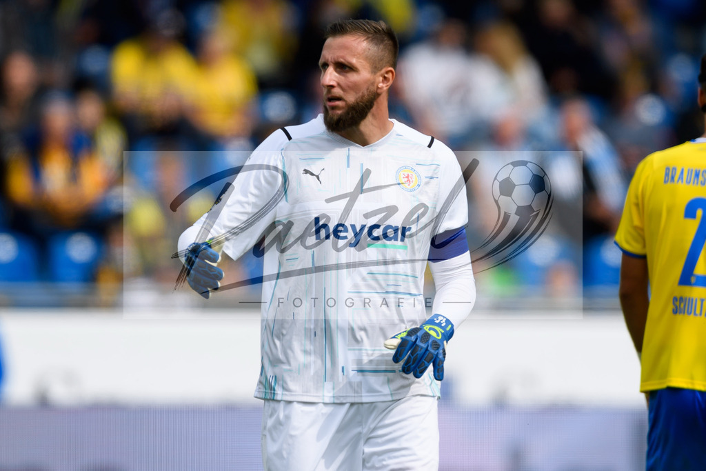 EBSTSV20210828_171 | Fussball, Herren: Torwart Jasmin Fejzic (Eintracht Braunschweig) schaut beim Spiel der 3. Liga zwischen Eintracht Braunschweig und TSV 1860 Muenchen im Eintracht-Stadion am 28.08.2021 in Braunschweig, Deutschland.DFB / DFL REGULATIONS PROHIBIT ANY USE OF PHOTOGRAPHS AS IMAGE SEQUENCES AND/OR QUASI-VIDEO. - Realisiert mit Pictrs.com