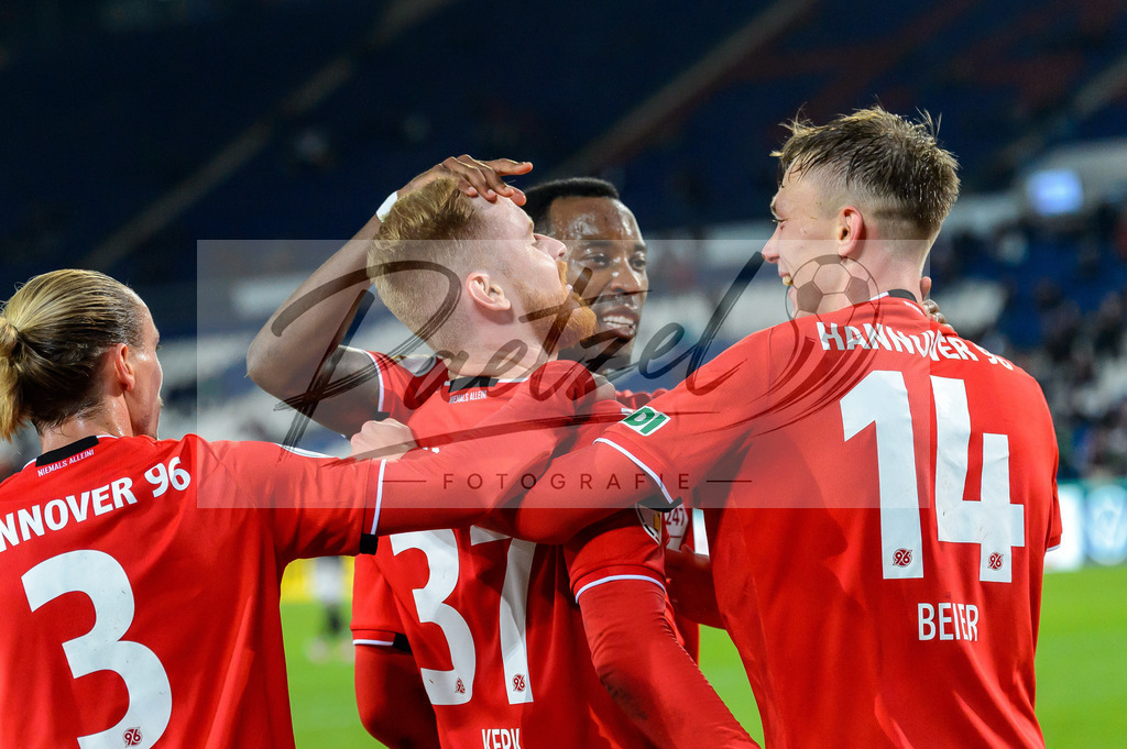 H96DUS20211027_011 | Fussball, Herren: Sebastian Kerk (Hannover 96) Torjubel, jubelt mit seiner Mannschaft nach dem Treffer zum 1:0 bei dem Spiel der 2. Runde im DFB-Pokal zwischen Hannover 96 und Fortuna Duesseldorf in der HDI-Arena am 27.10.2021 in Hannover, Deutschland.DFB / DFL REGULATIONS PROHIBIT ANY USE OF PHOTOGRAPHS AS IMAGE SEQUENCES AND/OR QUASI-VIDEO. - Realisiert mit Pictrs.com