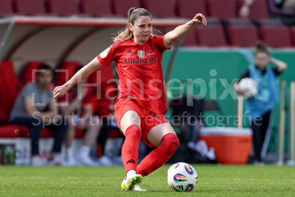 Fussball, DFB-Pokal Finale Frauen, FC Bayern München - SV Werder Bremen | Sarah Zadrazil (FC Bayern München, 25) am Ball, Freisteller, Einzelbild, Ganzkörper, Aktion, Action, Spielszene, DIE DFB-RICHTLINIEN UNTERSAGEN JEGLICHE NUTZUNG VON FOTOS ALS SEQUENZBILDER UND/ODER VIDEOÄHNLICHE FOTOSTRECKEN. DFB REGULATIONS PROHIBIT ANY USE OF PHOTOGRAPHS AS IMAGE SEQUENCES AND/OR QUASI-VIDEO.