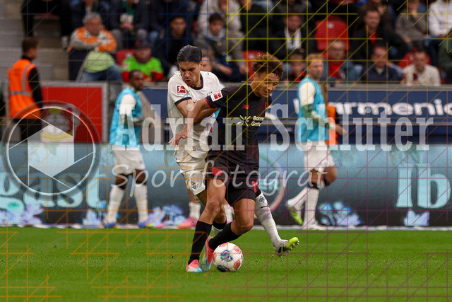 Bayer 04 Leverkusen vs Borussia Mönchengladbach - Bundesliga  | Leverkusen, Deutschland, 21.09.25:   Kevin Diks (Borussia Mönchengladbach) und Eliesse Ben Seghir (Bayer 04 Leverkusen) im Kampf um den Ball waehrend des Spiels der Bundesliga zwischen  Bayer 04 Leverkusen vs Borussia Mönchengladbach in der BayArena(Foto von Brauer-Fotoagentur / Adrian Schlueter)