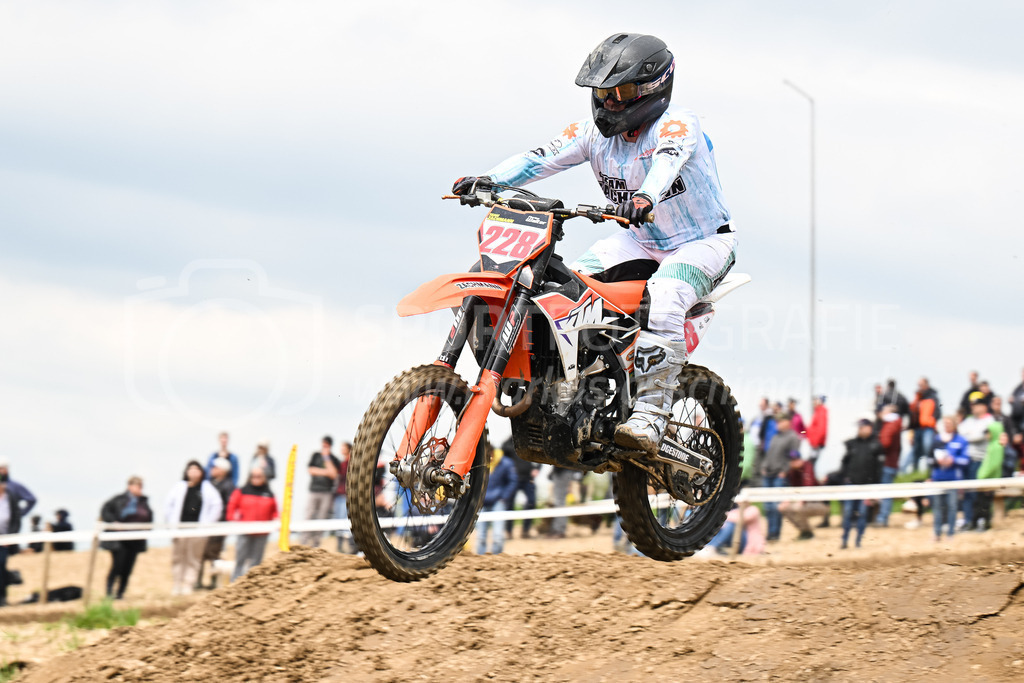 Motocross Schlatt bei Winterthur - 30. April 2023 | #228 Walter Florian aus Hettlingen (CH) auf KTM in der Kategorie Senioren am Motocross Schlatt bei Winterthur, 30. April 2023. 
Instagram: @mx_schlatt | @mc_wila | @sam_schweiz
Bild: Sportfotografie Markus Aeschimann | www.markus-aeschimann.ch - Realisiert mit Pictrs.com