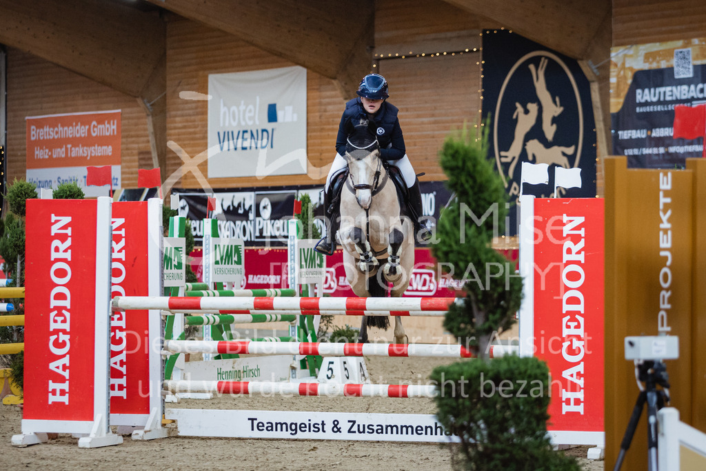 221127_Winterfestival_L-Spr_HPTTY-246 | Deine schönsten Turniermomente als professionelle Fotos! Entdecke hochwertige Pferdesport-Fotografie im Online-Shop. Jetzt Fotos finden & bestellen!