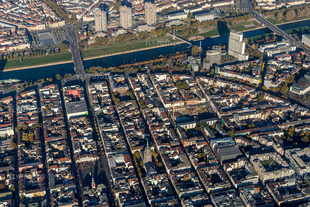 Stadtzentrum im Innenstadtbereich am Ufer des Flußverlaufes des Neckar im Ortsteil Quadrate | Luftbild: Stadtzentrum im Innenstadtbereich am Ufer des Flußverlaufes des Neckar im Ortsteil Quadrate im Ortsteil Innenstadt in Mannheim im Bundesland Baden-Württemberg in Deutschland. Foto: IMG_095450.jpg vom 30.10.2016 durch Werner Riehm/FLY-FOTO.de - Realisiert mit Pictrs.com